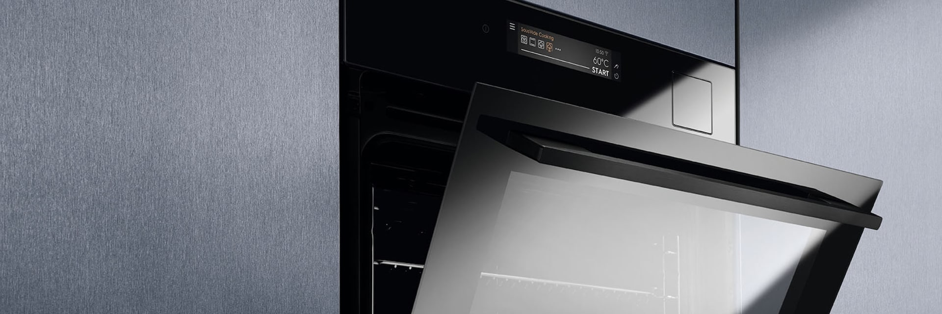 Forno a vapore integrato in una parete grigia della cucina